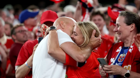 Stale Solbakken, junto a su esposa Anniken.