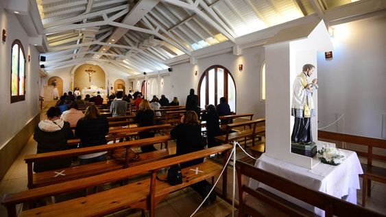 Fieles llegaron a la parroquia del barrio Bancario para el día de San Cayetano a pesar de la recomendación del arzobispado de orar en sus casas / Claudio Gutiérrez