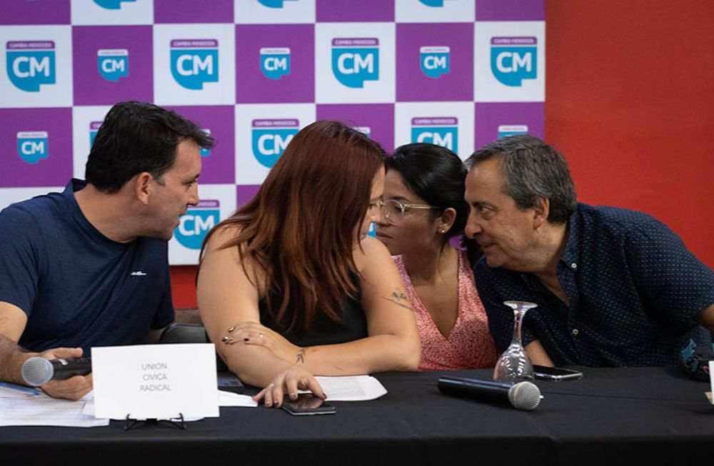 El presidente de la Unión Cívica Radical, Tadeo Garcia Zalazar habla con Sol Salinas y Enrique Thomas, del ala frentista del Pro. Foto: Ignacio Blanco / Los Andes