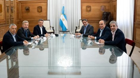 El gobernador Alfredo Cornejo se reunió con el jefe de gabinete, Guillermo Francos, y los ministros de Economía, Luis Caputo, y del Interior, Lisandro Catalán.&nbsp;