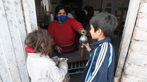 Los Andes | El merendero juguetes perdidos está ubicado en el asentamiento Castro de Guaymallén y  ayuda con mate cocido y sopaipillas a los niños que viven en el asentamiento, donde también tienen  actividades recreativas.