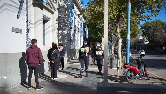 La Policía de Tránsito Municipal recorre las calles de General Alvear controlando el uso del tapabocas. El departamento sureño fue epicentro de la aparición de la variante Manaos.