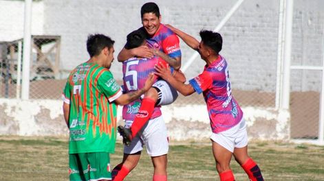 Los Andes | Festejo toponero. Reyes, Cataldo y Murillo festejan el 2-0 de Rodeo. Hidalgo se lamenta.