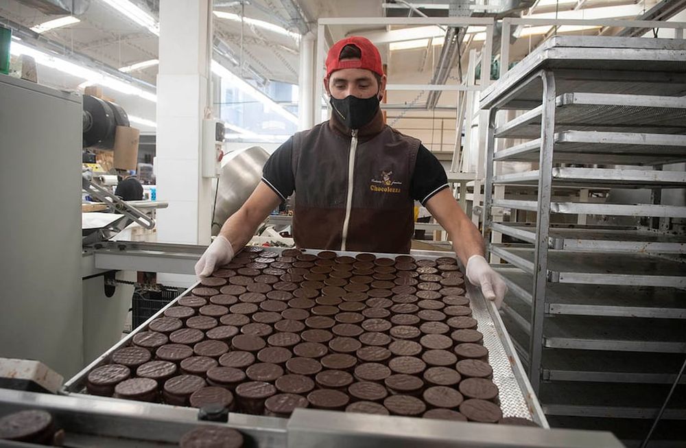 Fabrica de alfajores Chocolezza, a pesar de la pandemia lograron remontar sus ventas. Foto: Ignacio Blanco / Los Andes