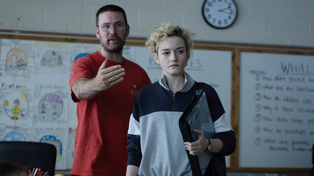 El director Zach Cregger y la actriz Julia Garner.