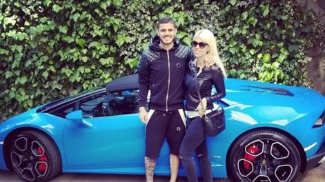 Wanda Nara y Mauro Icardi juntos con uno de los autos coleccionables de la familia.