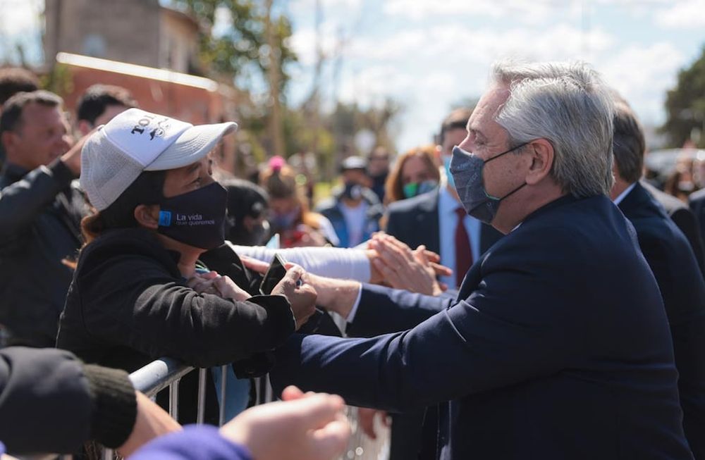 El presidente Alberto Fernández dialogando con vecinos en el marco de la recorrida por la avenida República Argentina, al dejar inauguradas obras de mejoramiento de esta arteria, en el municipio de Almirante Brown, junto al intendente Mariano Cascallares. (Presidencia)