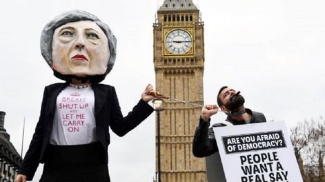 Gran Bretaña al borde del abismo por un Brexit que no cierra