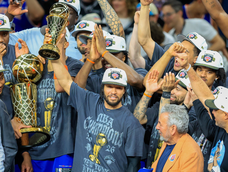 Jalen Brunson levanta el premio Bill Russell al Jugador Más Valioso tras ganar el quinto partido de las Finales de la NBA entre los San Antonio Spurs y los New York Knicks.
