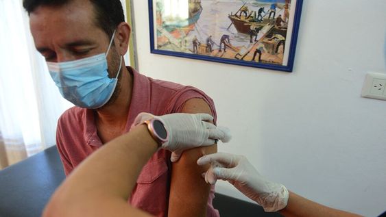 Inicio de la Campaña de Vacunación Antigripal para adultos mayores, embarazadas y puérperas en el Hospital Pediátrico de la ciudad de Córdoba. (La Voz / Nicolás Bravo)