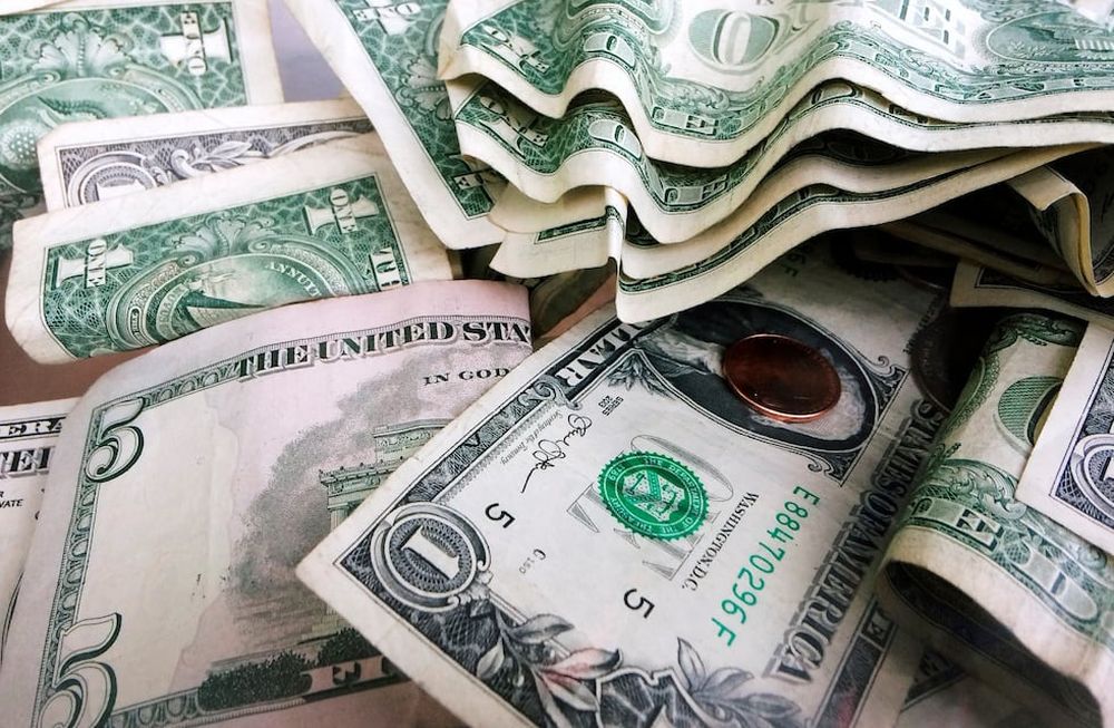 AFIP habilitó la devolución del 35% o 45% por las compras en dólares para quienes pagan Ganancias