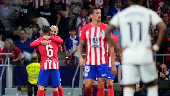 Con tres goles de cabeza, el Atlético de Madrid superó 3-1 al Real Madrid en el derby. (AP)