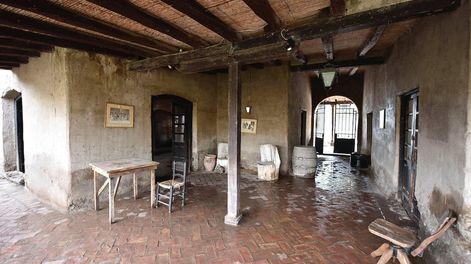Los Andes | Paredes de adobe, vasijas y piso de ladrillo, algunos atractivos del lugar junto al cual está el molino.