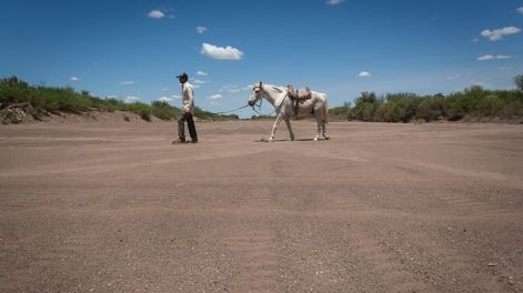 Los Andes | Impactantes fotos del río seco en Lavalle hace unos años y el mismo paisaje hoy, con la vuelta del agua. Foto: Ignacio Blanco / Los Andes