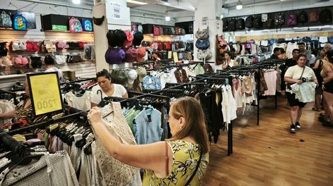 Los negocios mayoristas de ropa se quejaron por las bajas ventas durante las Fiestas de Fin de Año. Foto: Daniel Caballero