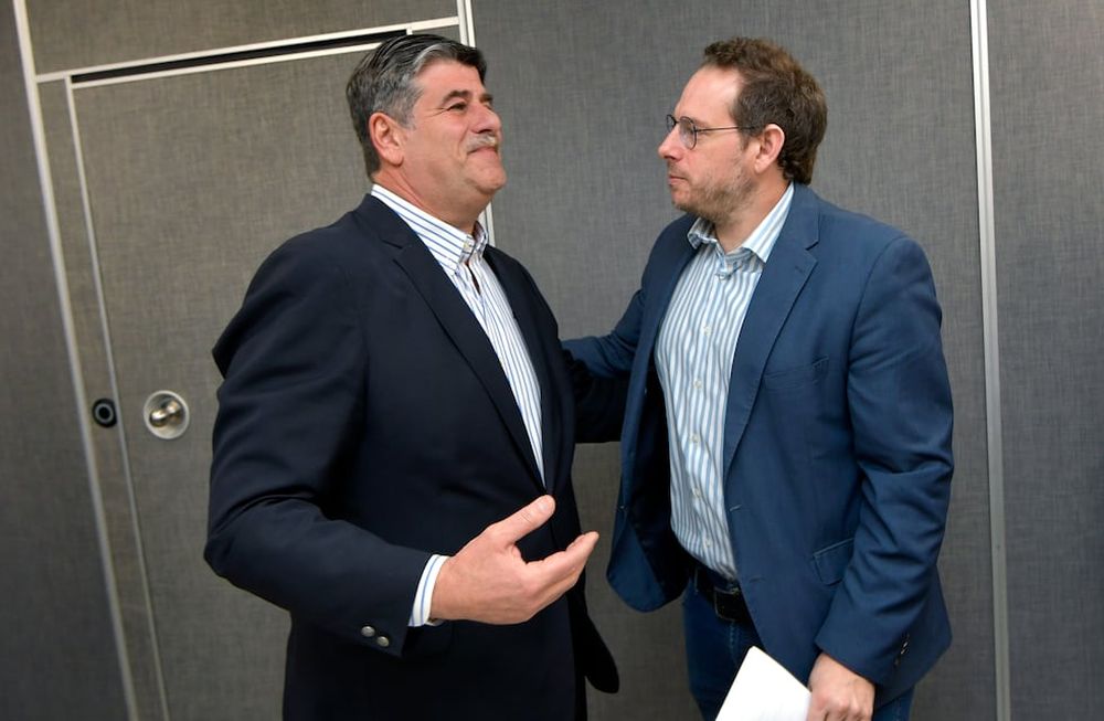 El vicegobernador Mario Abed por el oficialismo y el senador Lucas Ilardo por el peronismo, dejan sus lugares. Foto: Orlando Pelichotti / Los Andes