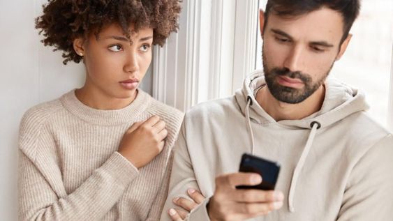 Las acciones de tu cuerpo comunican y mirar el celular a cada rato es una de ellas.