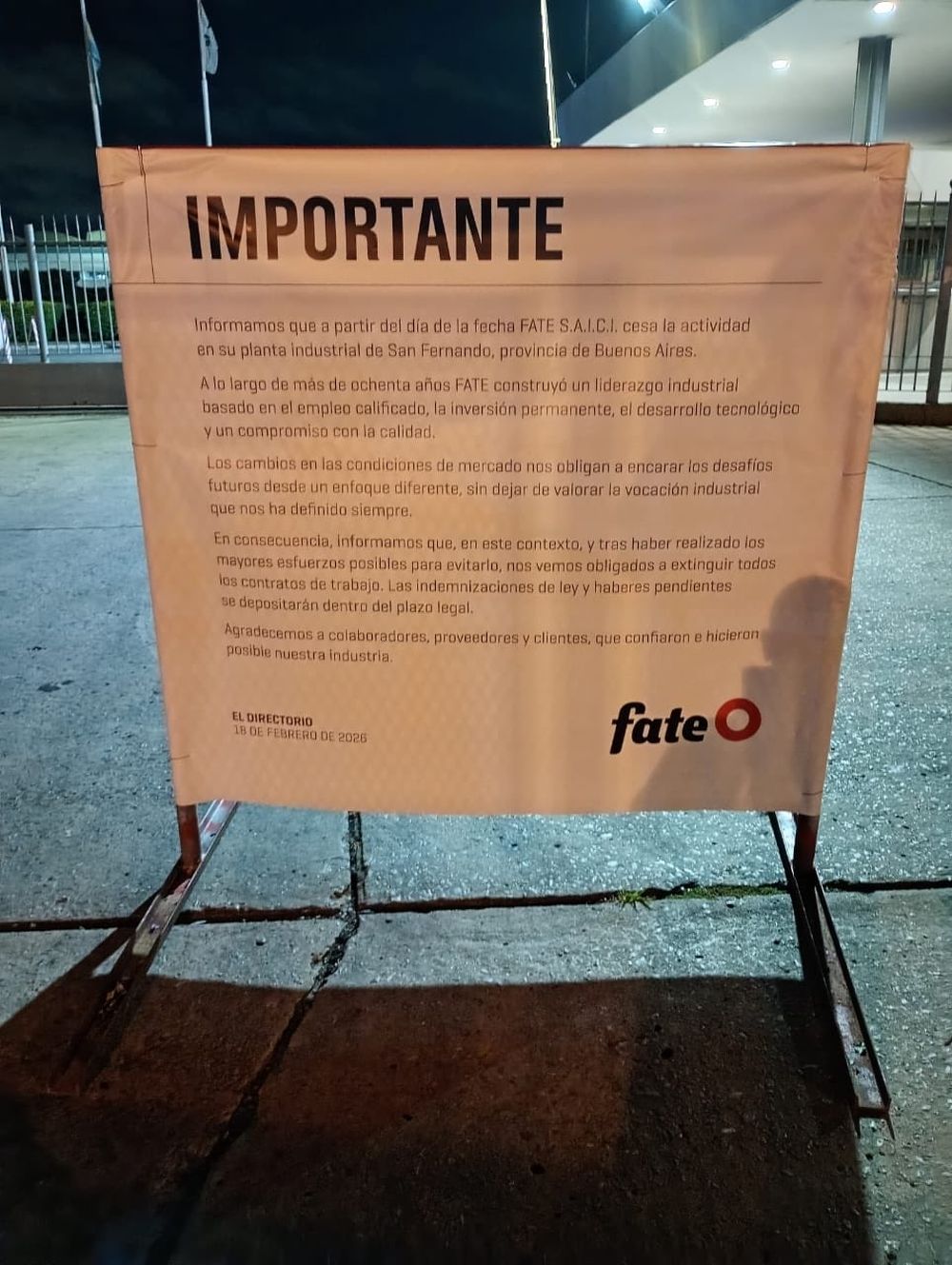 El mensaje con el que se toparon ayer los trabajadores cuando llegaron a trabajar la fábrica de Fate. 