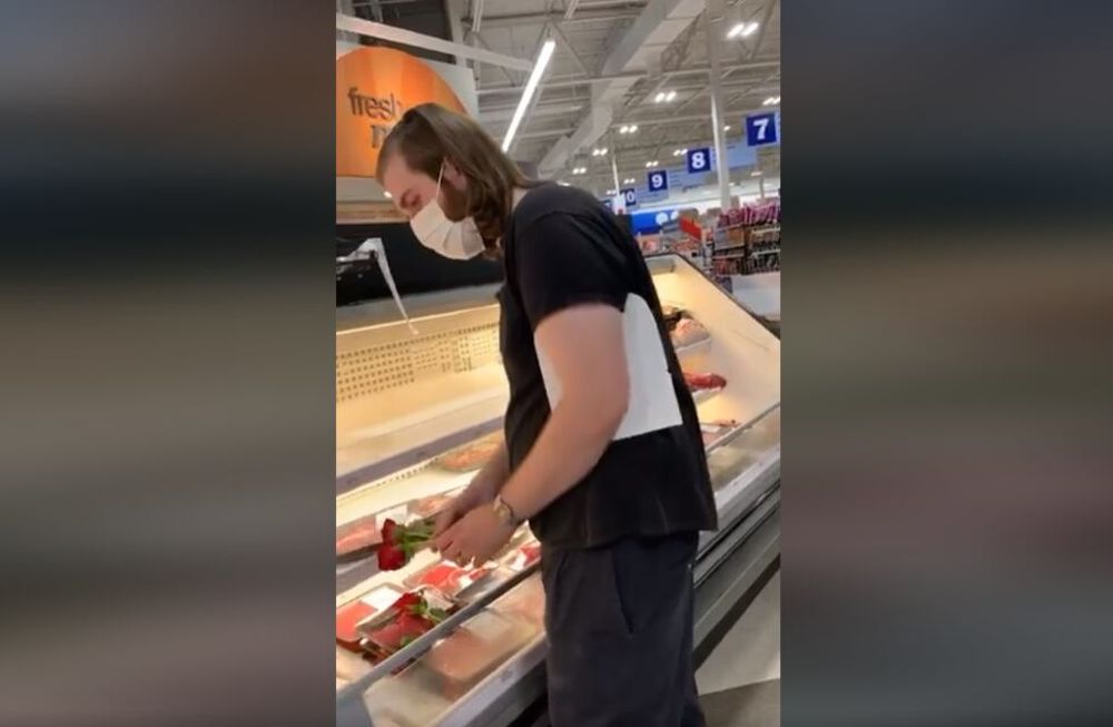 Activistas veganos reposan rosas sobre los cortes de carnes.