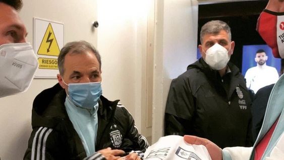 Lionel Messi se llevó la camiseta de River con la 21 en la espalda, como la que usó en su prueba en el club. Lionel Messi se llevó la camiseta de River con la 21 en la espalda, como la que usó en su prueba en el club.