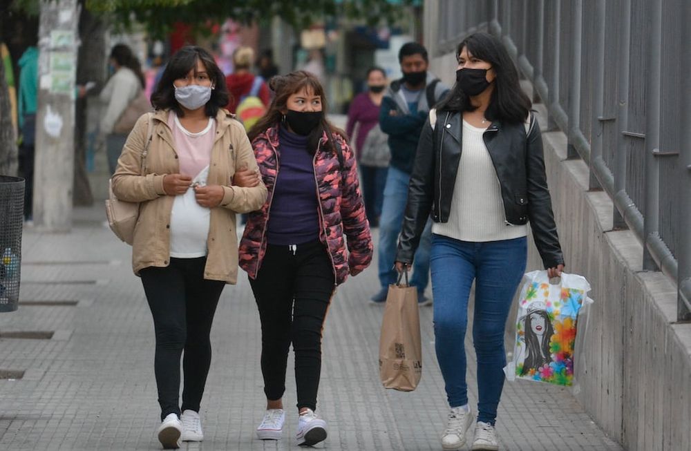 Fresco para salir. Ayer, la mayoría de los mendocinos salió a la calle con abrigo, como si se tratara de un día de otoño. Foto: Nicolás Ríos / Los Andes.