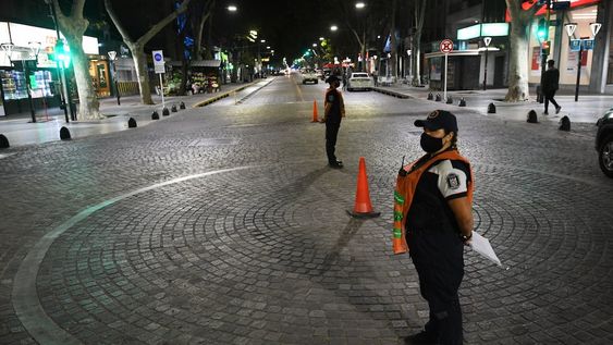 Ya multaron con $10 mil a 28 mendocinos por violar las restricciones horarias