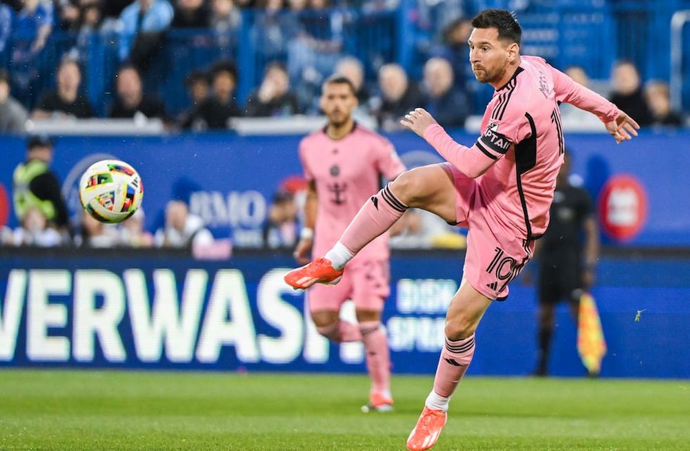 El argentino Lionel Messi, del Inter Miami, remata en el partido de la MLS disputado el sábado 11 de mayo de 2024, ante Montreal (Graham Hughes/The Canadian Press via AP)