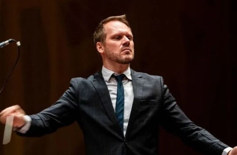 El maestro brasileño Tobias Volkmann dirigirá el programa de esta noche.