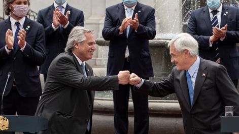 Los Andes | Alberto Fernández golpea con el puño al presidente de Chile, Sebastián Piñera, mientras hacen una declaración conjunta en el palacio presidencial de La Moneda en Santiago. (AP)