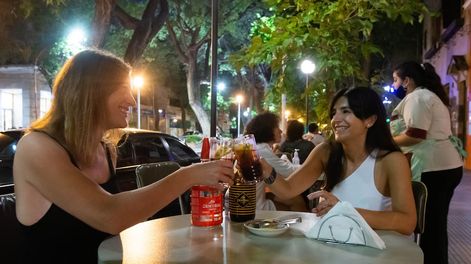 Encuentro. Grupos de jóvenes reinventan la costumbre de los bisabuelos y se reúnen a charlar en torno al vermut con soda. Foto: Mariana Villa / Los Andes.