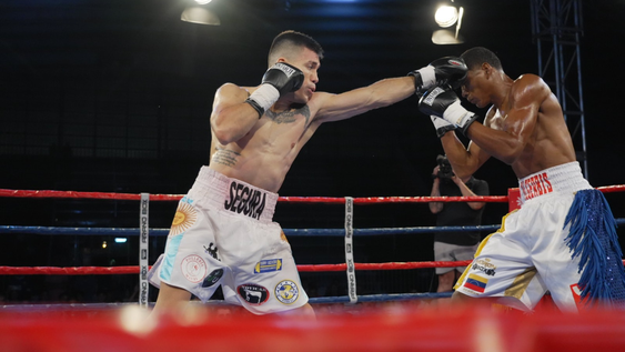 El Profe supo definir en el momento adecuado, una muy complicado duelo frente venezolano Algerbis “Zurdo” González, a quien noqueó en 5 rounds y se alzó con el título Sudamericano súperligero.