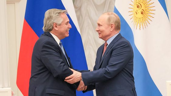 Alberto Fernández saluda a Vladimir Putin, en una foto de su gira reciente a Rusia. Ahora Cancillería rechazó el ataque armado de Putin en Ucrania. (Presidencia)