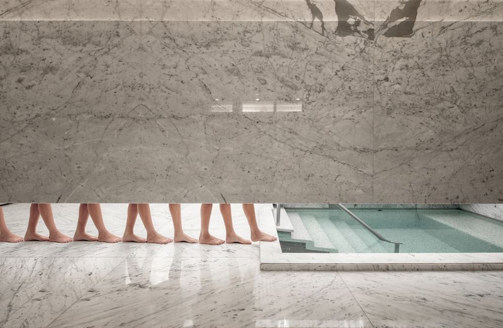 La belleza de los pisos de piedra: tipos, texturas y opciones