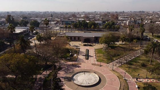 La Plaza Pedro del Castillo es el punto geográfico del área fundacional de Mendoza, allí también se rastrean los orígenes de nuestra construcción literaria a través de las primeras crónicas sobre la Ciudad.