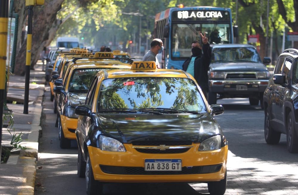 Al escuchar a los “tacheros” fácilmente uno puede imaginar cómo un auto se puede transformar en diferentes escenarios. / Foto: Nicolás Rios / Los Andes