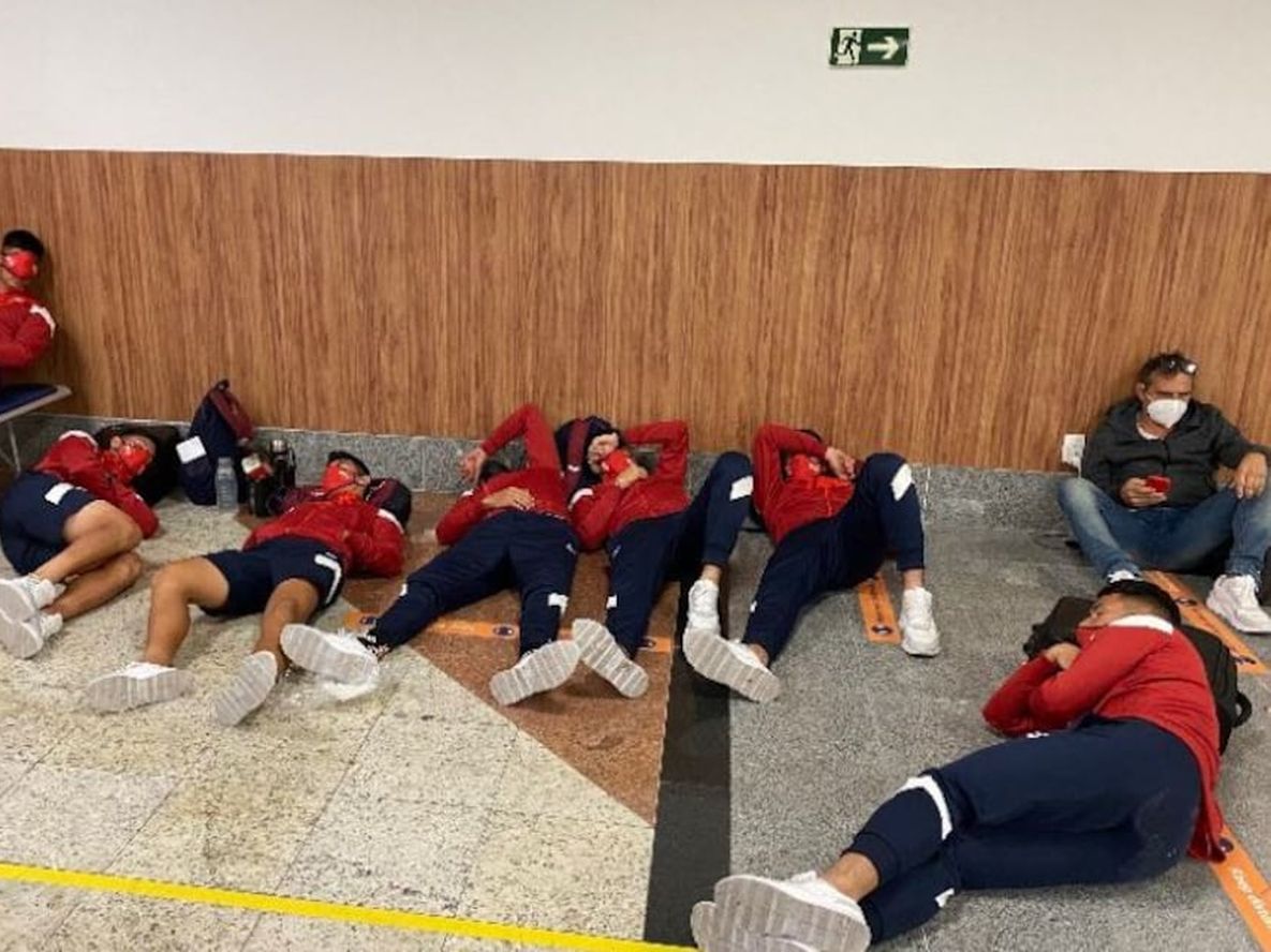 Los jugadores del Rojo tuvieron que dormir en el piso de un aeropuerto. / @gastonedul