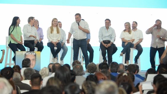 El candidato a diputado nacional Martín Aveiro junto a dirigentes peronistas en la visita del ministro de Obras Públicas, Gabriel Katopodis. Foto: Gentileza