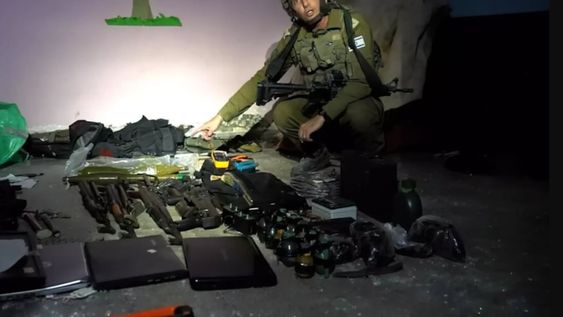 El Contraalmirante de las FDI, Daniel Hagari, mostrando en video las armas, ropas, mamaderas y pañales encontrados en túneles bajo un hospital infantil al norte de Gaza, donde Hamás habría tenido a los rehenes.