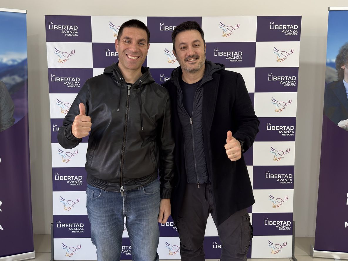 Luis Petri junto a Facundo Correa Llano, presidente local de La Libertad Avanza