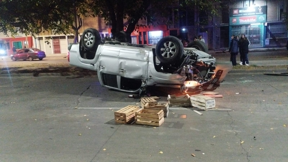 completamente ebrio, volco su camioneta en la costanera: llevaba a su hijo de 10 anos y no tenia carnet