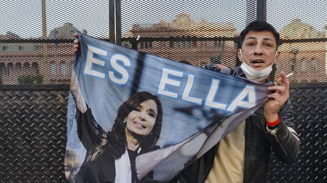 Con despliegue de micros a Buenos Aires, militantes kirchneristas acompañarán a Cristina Kirchner allá y en Mendoza.