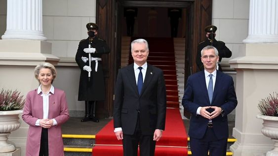 Secretario General de la OTAN, Jens Stoltenberg (der.) and la presidenta de la Comisión Europea Ursula von der Leyen (izq.) al ser recibidos por el presidente de Lituania Gitanas Nauseda (centro) antes de su encuentro, este 28 de noviembre. EFE / EPA /NATO