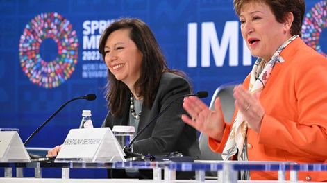 Julie Kozack, vocera del FMI (izquierda) junto a Kristalina Georgieva, la número uno del organismo.