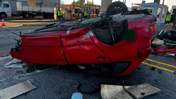 Un hombre falleció tras incrustarse el vehículo en el que circulaba por la Autopista Panamericana en una  cabina de peaje. Foto: prensa policía /NA