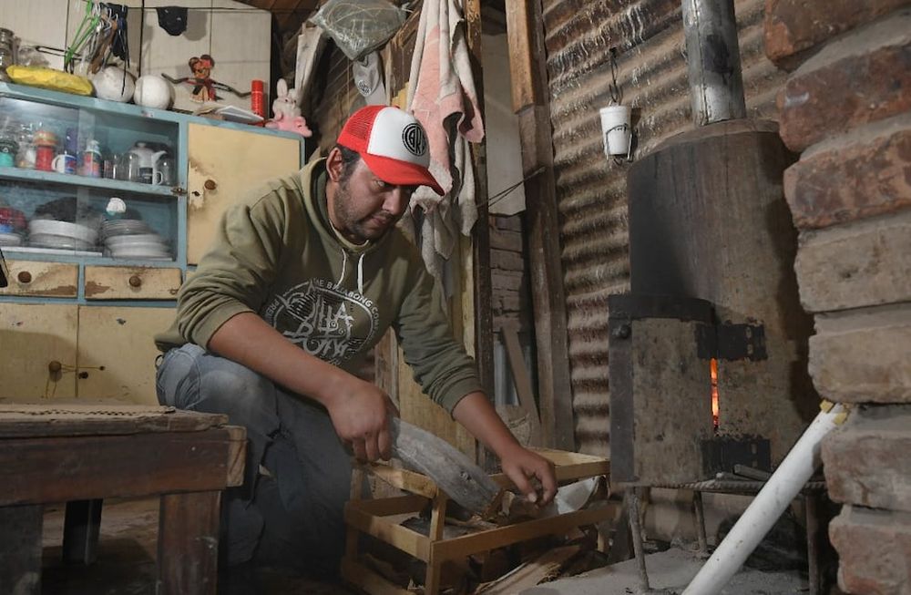 Jorge vive con su familia en una humilde casa en El Algarrobal. Si no consigue dinero para la garrafa, para calentarse debe apelar a leña y ramas que consigue tiradas. Foto: José Gutiérrez / Los Andes