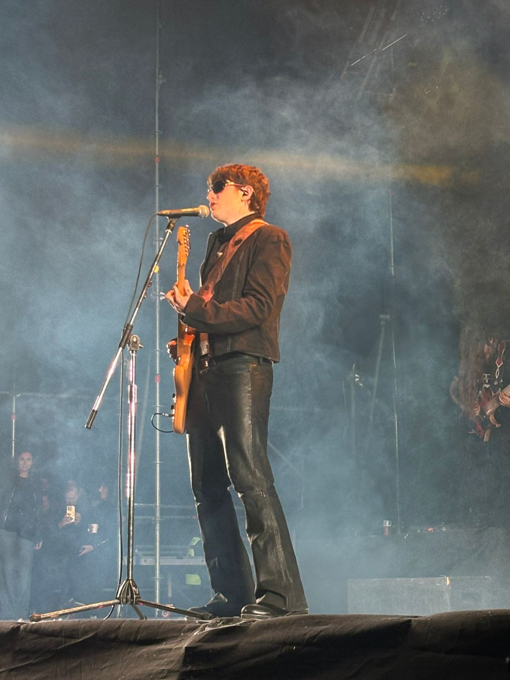 Provocador y magnético, Dillom ofreció un show intenso y lleno de actitud, seguido de cerca por sus fans.