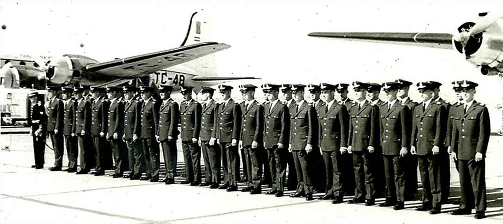 Alistados. La delegación de cadetes que viajaba en el TC 48, en la pista de la IV Brigada Aérea; atrás el avión siniestrado.  Fuente: Fundación TC 48