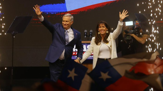 El presidente electo en Chile, José Antonio Kast, junto a su esposa y próxima primera dama, Pía Adriasola. El presidente electo en Chile, José Antonio Kast, junto a su esposa y próxima primera dama, Pía Adriasola.