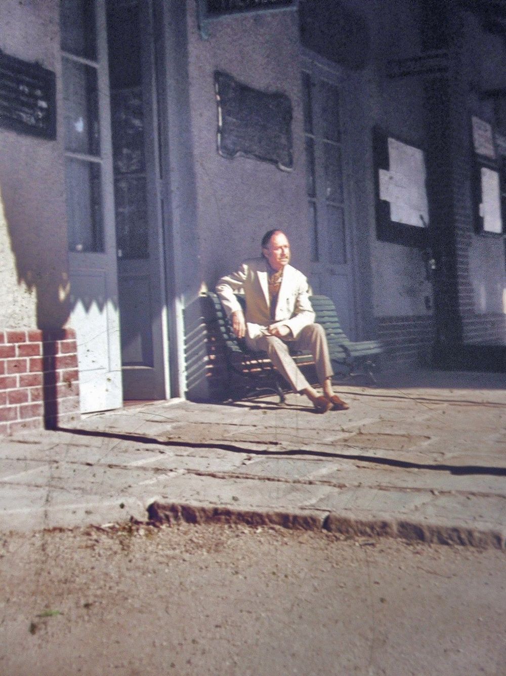 Un lugar.  El profesor y docente en la estación Paso de los Andes (Chacras de Coria), cuando circulaba el Ferrocarril Trasandino. Un  sitio por el que sentía mucho cariño.