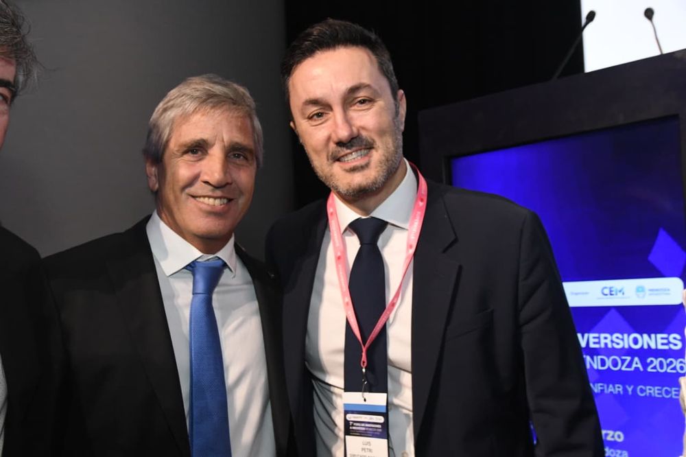 El diputado nacional Luis Petri junto con el ministro de Econom&iacute;a Luis Caputo en el Foro de Inverisones y Negocios.